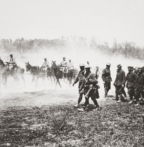 シュマンデダムに戻るフランスの75年代は、セントカンタン近くのドライブで捕らえられた囚人を追い越します 作： English Photographer